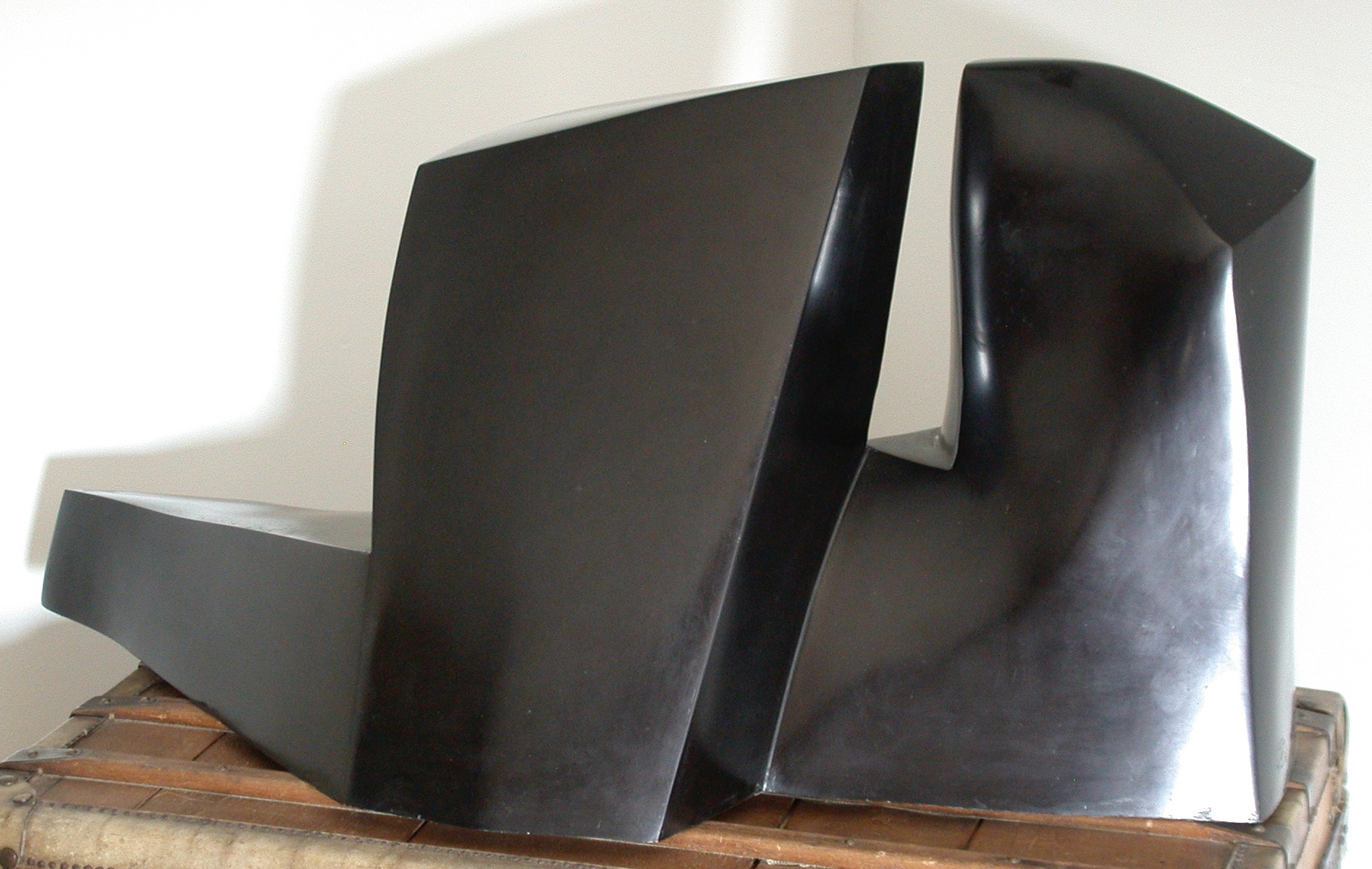 Sculpture en résine noire, h:55cm, l:90cm